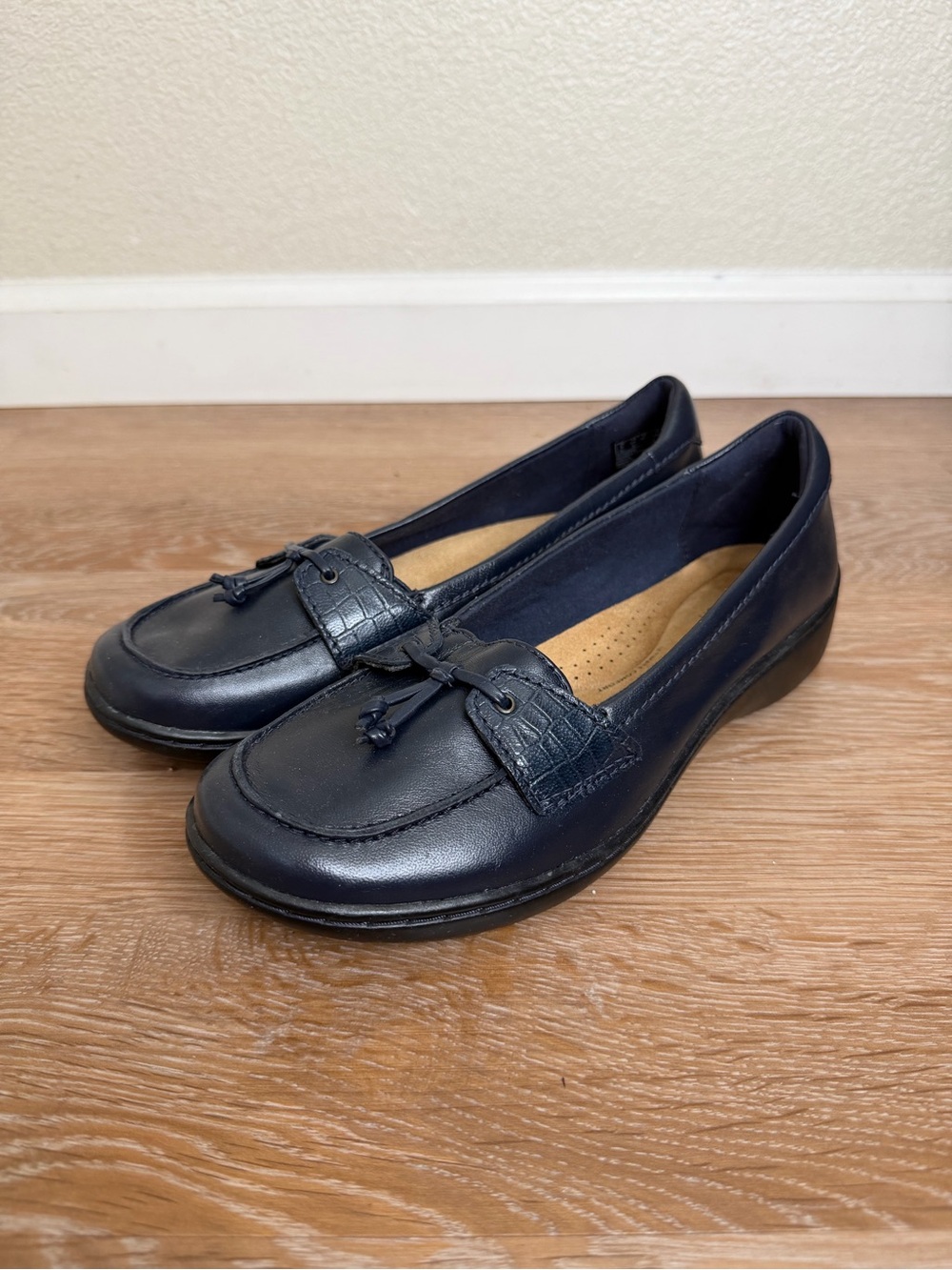 NWOT Clarks Women's Cora Haley Dark Navy Leather Slip On Loafers, Size 8.5